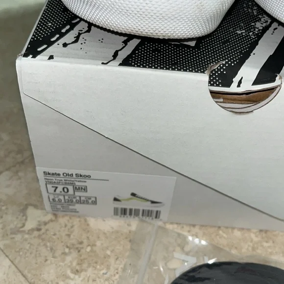 NIB! Vans Skate Old Skool - unisex (size 7 men or 8.5 women) - Picture 3 of 5